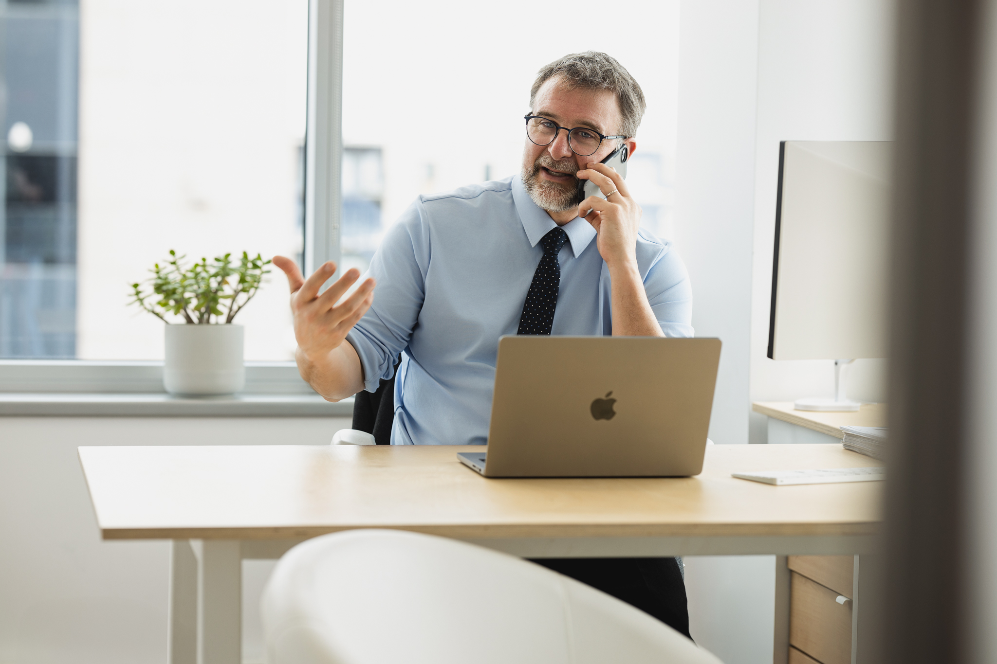 Serge Bonin discute au téléphone