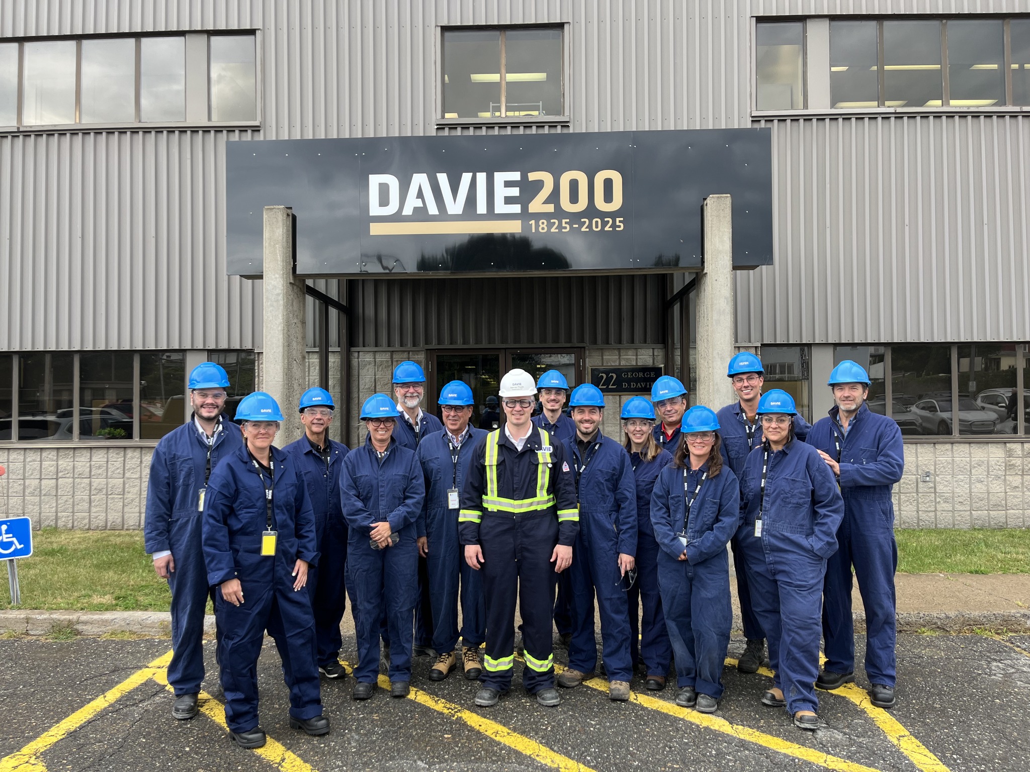 L'équipe devant le bureau du Chantier Davie