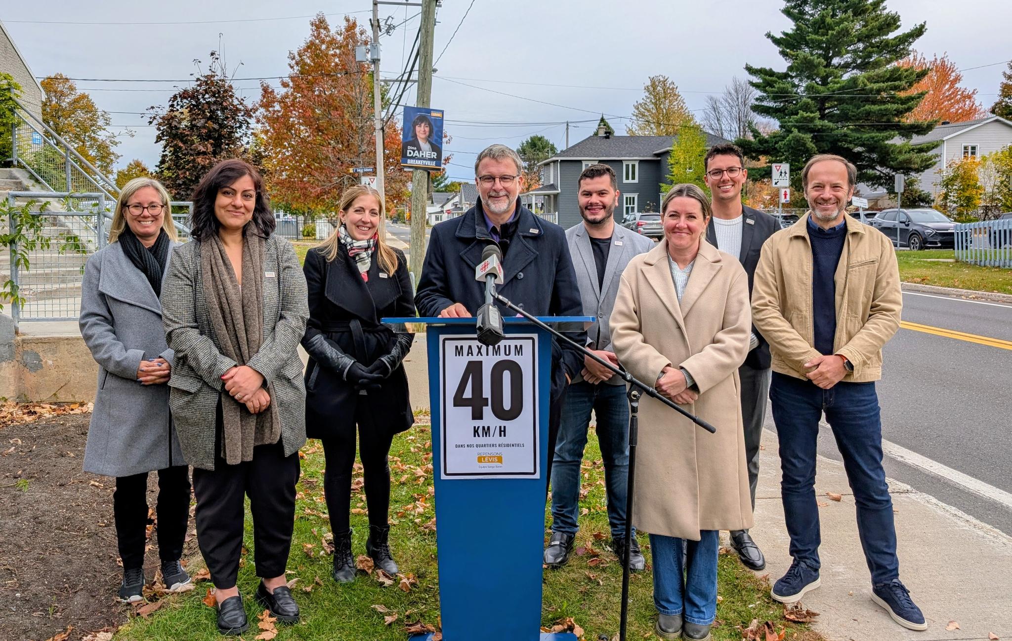 L'équipe présentant la limite de 40 km/h dans les quartiers résidentiels.